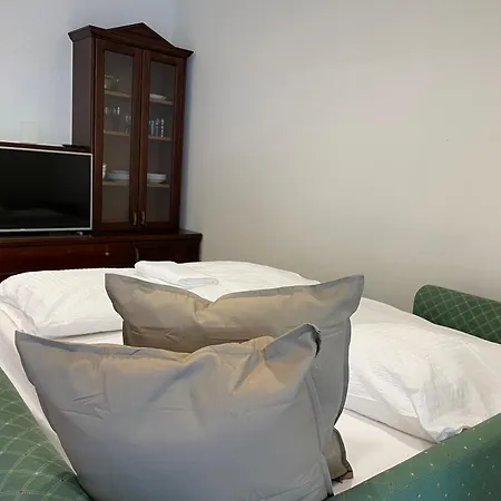 International House Mit Balkon Zw 12 아파트